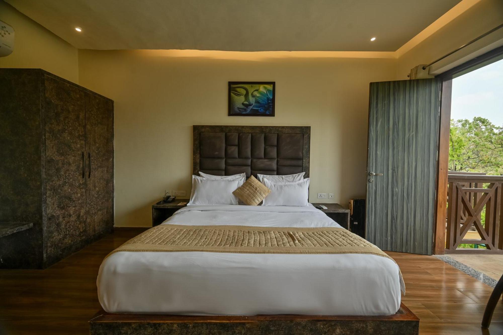Aavaas Hill Resort Lansdowne Room photo